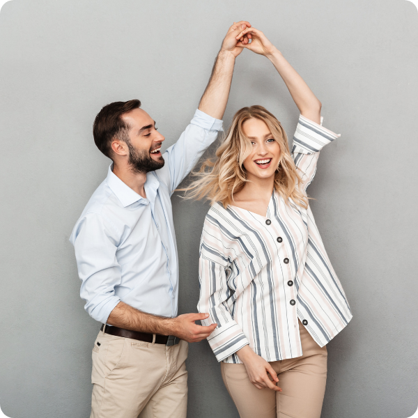 marido agarrando de la mano a su mujer mientras sonríen