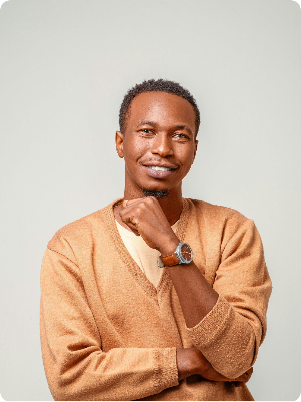 adulto sonriendo a la cámara